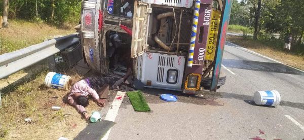 राशन से लदा ट्रक पलटा, चालक-परिचालक जख्मी