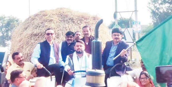  गौठान के लिए 25 ट्राली पैरा दान