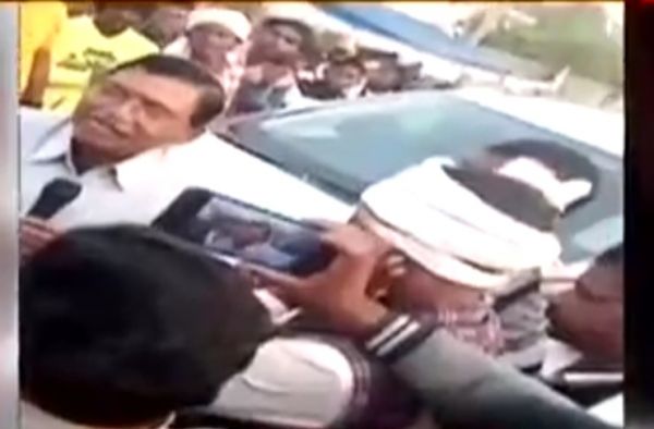 भाजपा सांसद -पूर्व विधायक को ग्रामीणों ने रोका, सुनाई खरी-खोटी 