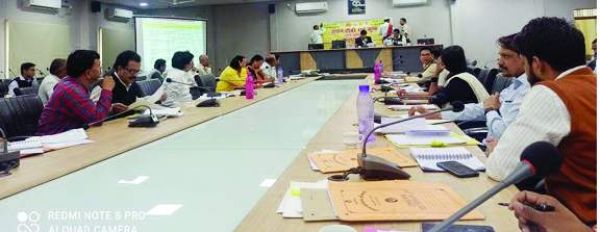 निर्माण कार्यों को तेज  गति से करने के निर्देश