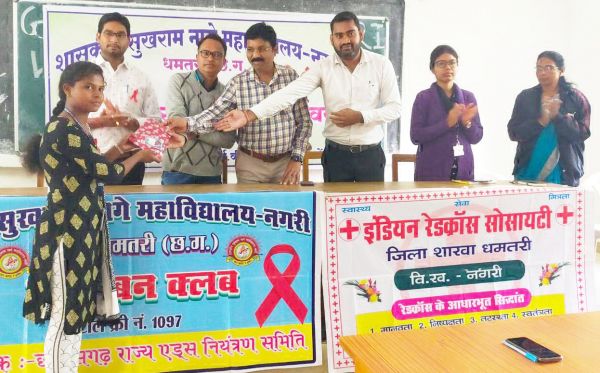 विश्व एड्स दिवस पर छात्रों ने निकाली जागरूकता रैली 