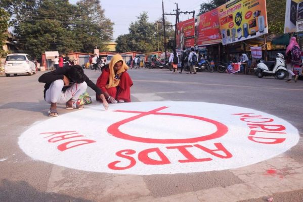 विश्व एड्स दिवस: रंगोली से किया जागरूक
