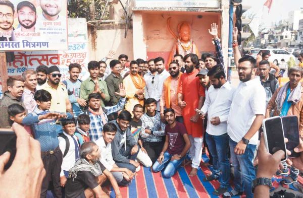 लाखे नगर चौक से मंदिर हटाने का विरोध ...