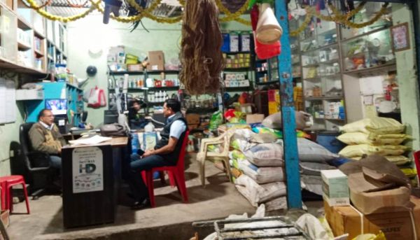 खाद दुकानों पर छापा, भंडारण में गड़बड़ी मिलने पर डेढ़ दर्जन दुकानदारों को शोकॉज नोटिस