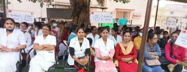 स्वा. कर्मियों से गाली-गलौज और मारपीट, मामूली धारा में गिरफ्तारी का विरोध 