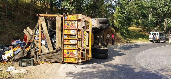 टमाटर से भरा ट्रक पलटा, ड्राइवर-कंडक्टर बाल-बाल बचे