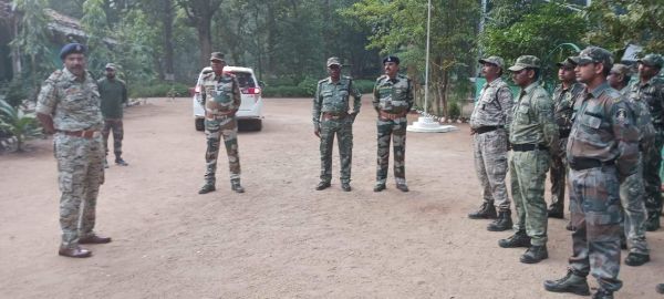 सीएएफ कैंप पहुंचे एसपी,  सुविधाओं का लिया जायजा