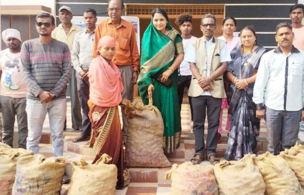 किसानों को तारिणी ने बांटे आलू के उन्नत बीज