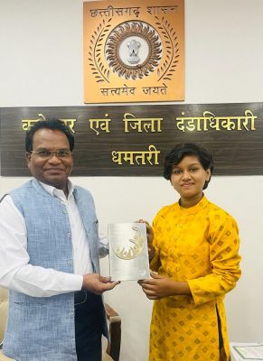 कलेक्टर से बाल गायिका आरू ने की भेंट की