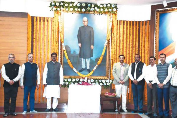 डॉ. राजेन्द्र प्रसाद और ध्यानचंद को बघेल और महंत ने किया नमन