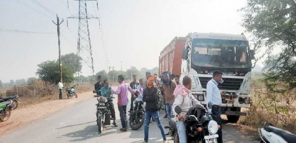 ट्रेलर ने मारी बाइक को टक्कर, चालक की मौत, साथी घायल