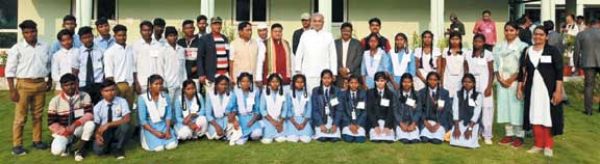 30 पहाड़ी कोरवा बच्चों ने सीएम से की मुलाकात