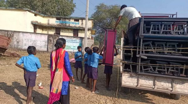 कहीं शिक्षक नदारद तो कहीं बच्चों से कराया जा रहा काम