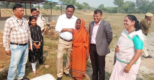 कलेक्टर ने किया चैतुखपरी गौठान का निरीक्षण
