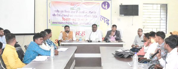 शासन की फ्लैगशिप योजनाओं को आम जनता तक पहुंचाने का करें काम- कलेक्टर