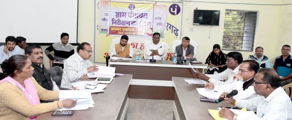 कलेक्टर के समक्ष अधिकारियों ने  योजनाओं का फीडबैक किया प्रस्तुत