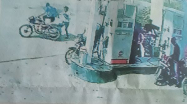 पेट्रोल भरवाने के बाद किक मारते ही लगी आग, बाइक छोडक़र भागा चालक 