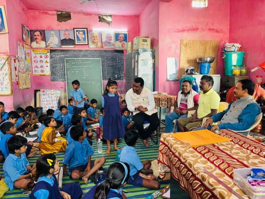 एक कमरे में होती है 5 कक्षाओं की पढ़ाई जिपं सदस्य ने किया निरीक्षण, शाला की स्थिति को देखकर रह गए दंग