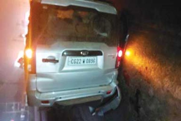 तेज रफ्तार स्कार्पियो घसीटती हुई दुर्घटनाग्रस्त, एक युवती की मौत