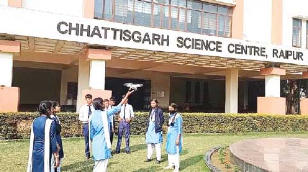 बच्चों ने ड्रोन टेक्नोलॉजी को समझा और उड़ाना भी सीखा