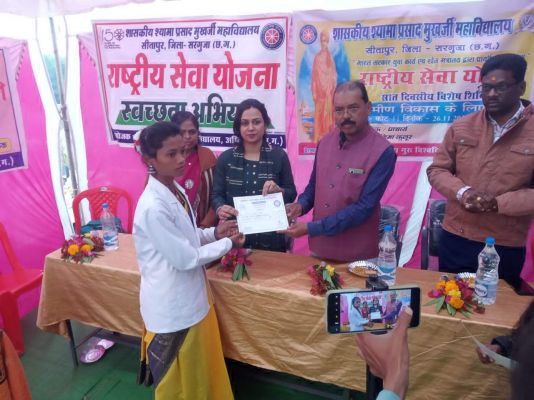 निस्वार्थ भाव से सेवा करने और लक्ष्य पाने के लिए आगे बढऩे पर जोर