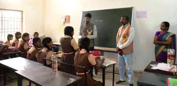 कलेक्टर ने आत्मानंद अंग्रेजी माध्यम स्कूल का किया निरीक्षण