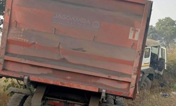 बेकाबू होकर ट्रेलर खेत में, बाल-बाल बची चालक की जान