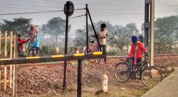 बिना पूर्व सूचना सुबह से बंद है रेलवे फाटक, बच्चों से लेकर सभी परेशान