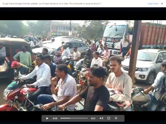 राइस और दाल मिलों के धुएं से परेशान लोगों ने बलौदाबाजार रोड जाम किया  