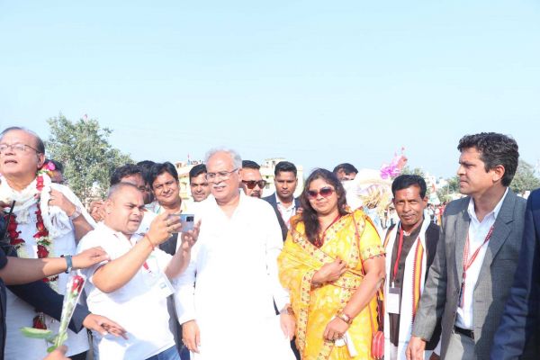 मुख्यमंत्री ने फिंगेश्वर के किसान बिसेलाल के घर किया भोजन