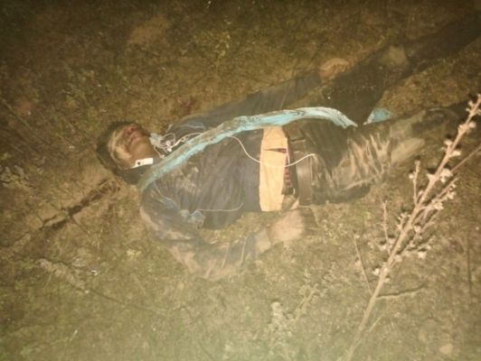 बाईक सवार दो युवकों पर हाथी का हमला