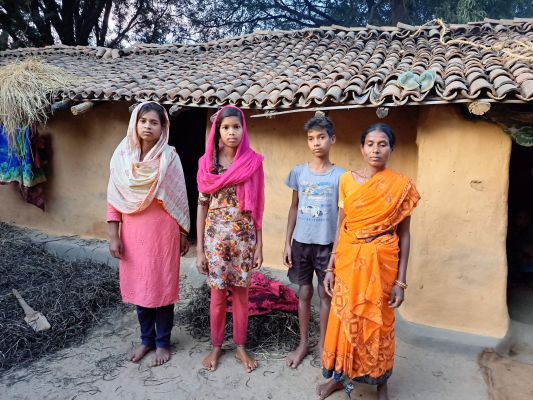 कोर्ट के नोटिस के साथ मिल रहा बिजली बिल, ग्रामीण परेशान