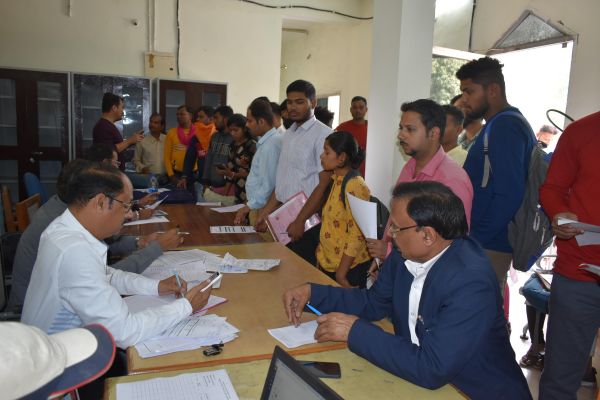 46 हजार 616 पदों के लिए मेगा जॉब फेयर, रोजगार दफ्तर में युवाओं की भीड़