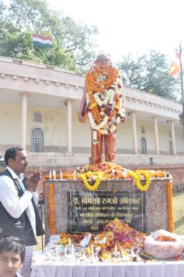 बौद्ध उपासकों ने डॉ.आंबेडकर को दी श्रद्धांजलि