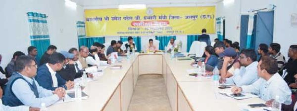 सडक़ निर्माण कार्य में तेजी लाने के दिए निर्देश प्रभारी मंत्री उमेश ने अफसरों की ली समीक्षा बैठक