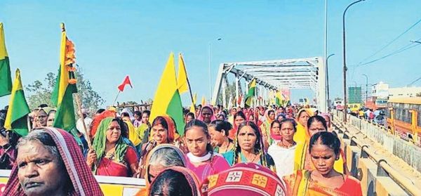 गेवरा से पदयात्रा कर हाईकोर्ट पहुंचे सैकड़ों किसान, एसईसीएल के सामने प्रदर्शन