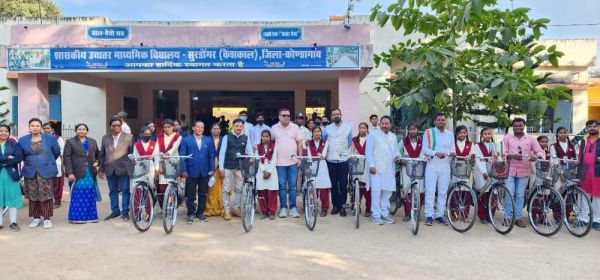 स्कूली बच्चों संग नपं अध्यक्ष ने मनाया जन्मदिन, साइकिल वितरण