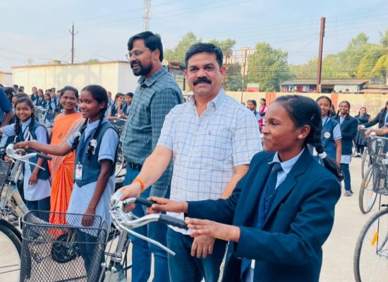 विधायक व कलेक्टर ने 129 छात्राओं को किया सायकल वितरण 