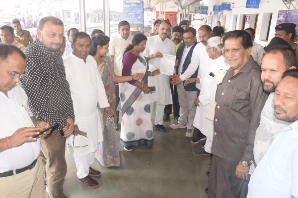 वंदे भारत एक्सप्रेस ट्रेन स्टापेज की मांग