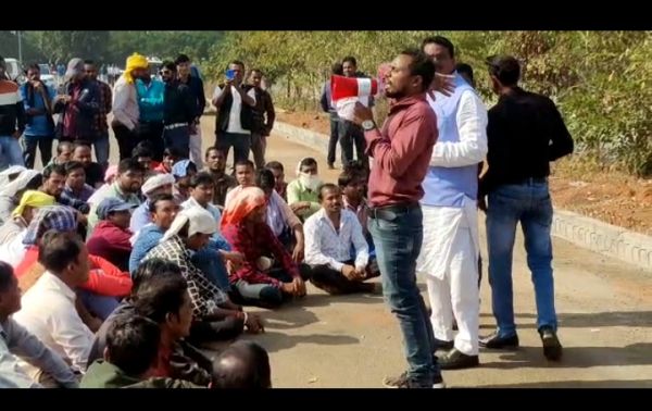 दैवेभो कर्मियों ने मुख्य अभियंता कार्यालय घेरा
