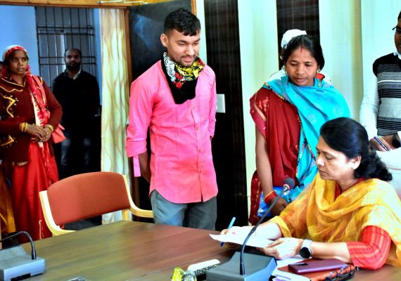 जिले के विभिन्न क्षेत्रों से पहुंचे लोगों ने जनदर्शन में बताई मांग एवं समस्याएं, दिव्यांग महेश को मिला ट्रायसायकल