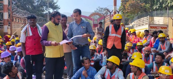 मजदूरी, बोनस, सुरक्षा उपकरण नहीं मिलने से मजदूर नाराज 