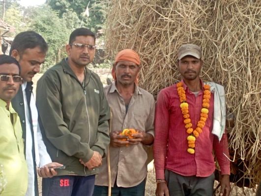 पैरादान करने पहुंचे किसानों का नवाज ने किया सम्मान