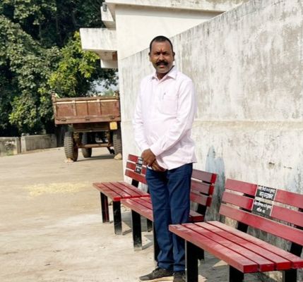 वीआईपी वार्ड में पार्षद निधि से लगी कुर्सियां 