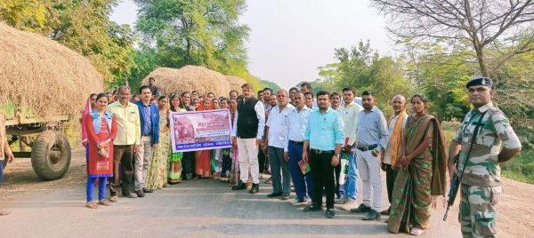 किसान उत्साह से कर रहे पैरादान जिपं सीईओ किसानों का कर रहें उत्साहवर्धन
