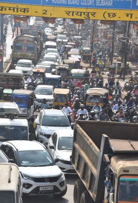 संतोषी नगर ब्रिज के सर्विस रोड पर लगा जाम