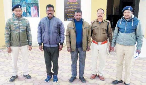 नकली पुलिस बन ग्रामीण से लूटपाट, 2 बंदी