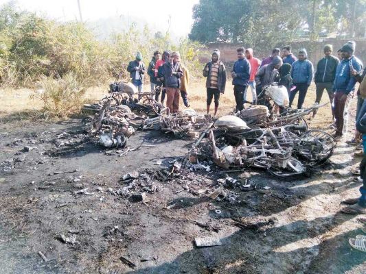 असामाजिक तत्वों ने लगाई 12 बाइकों में आग