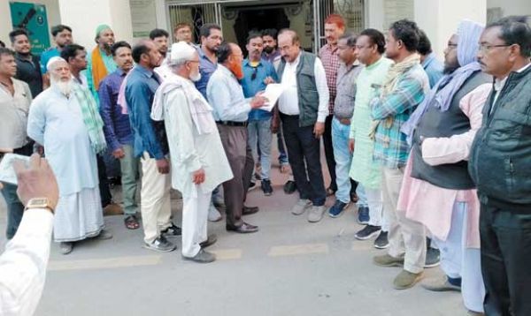 निर्माणाधीन मस्जिद में आपत्तिजनक चीजें फेंकने की निंदा, गिरफ्तारी की मांग