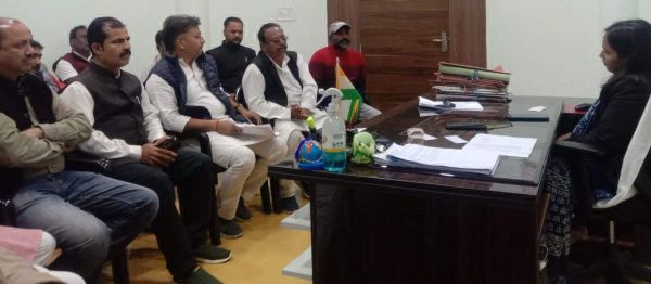 मां महामाया मंदिर भव्य प्रवेश द्वार बनाने भाजपा पार्षदों ने पार्षद निधि से दिये 20 लाख 